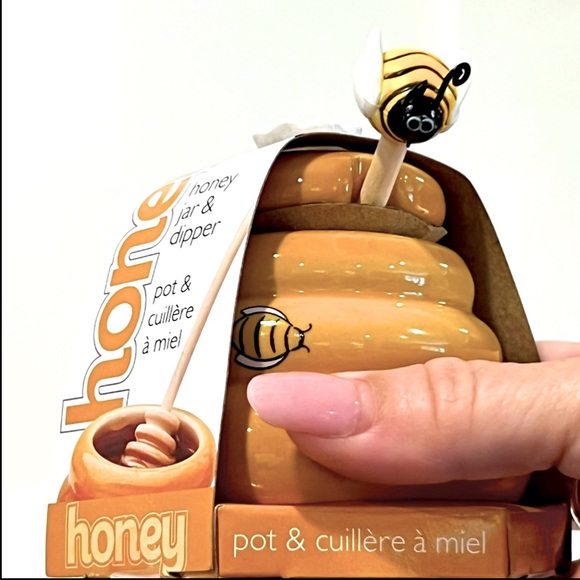 Joie Mini Ceramic Beehive Honey Pot with Daisy Handle Lid & Bee Wooden Dipper - Picture 4 of 6